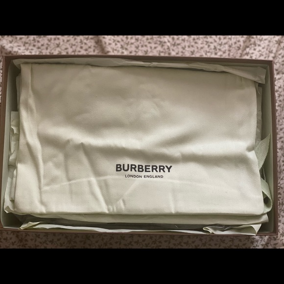 Men’s size 7, women’s 8.5 
Very stylish and comfy! - Picture 8 of 8